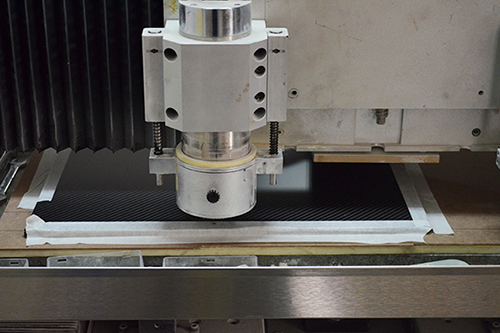 如何镂空碳纤维板?