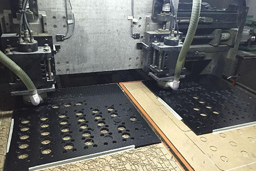 碳纤维板加工件是怎么做出来的?